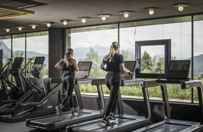 2 Frauen am Laufband im Fitnessclub im Alpenresort Schwarz