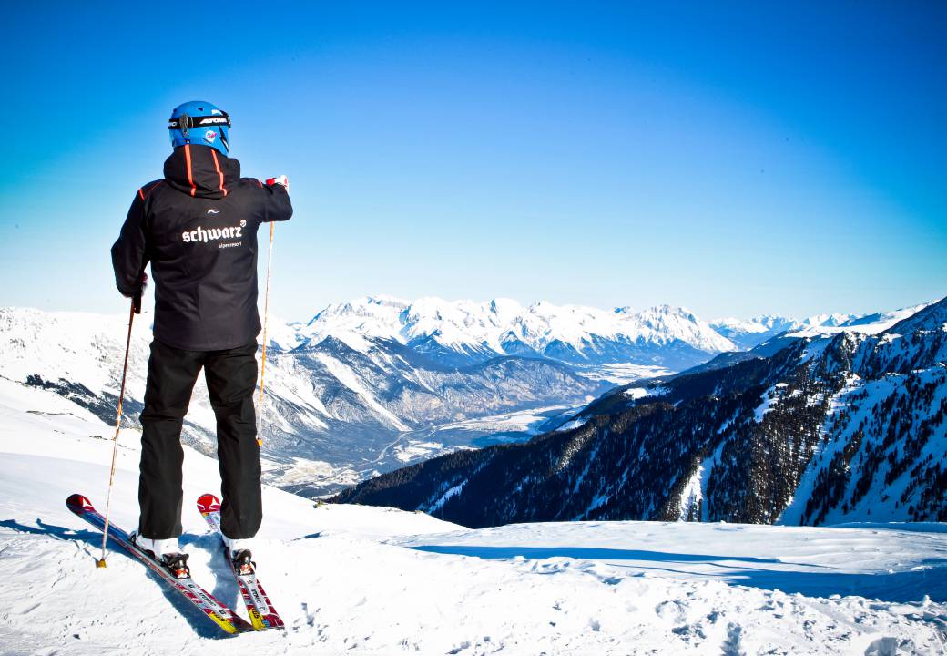 Skifahrer genießt den Ausblick